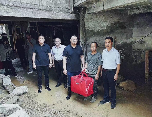 庆元县慈善总会开展受灾慰问:26万元慰问金192份慰问礼包全部送到受灾群众手中