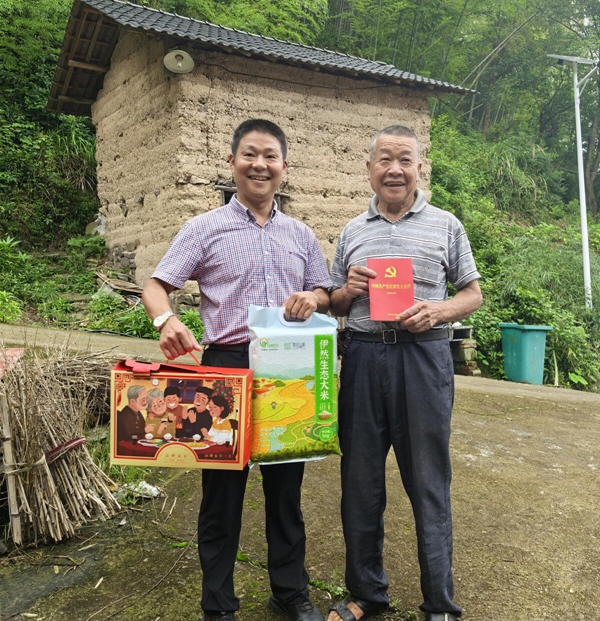 莲都驻村第一书记:庆“七一”走访老党员 ,送学慰问亲上门